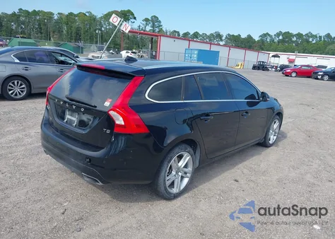 2015 Volvo V60 T5 Premier z USA, uszkodzony, nr VIN YV140MEK5F1266078